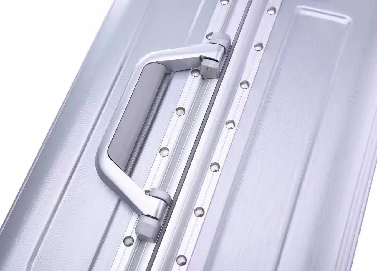 Nhà máy sản xuất hộp đựng bánh xe phổ thông khung nhôm 18 inch thiết kế tùy chỉnh